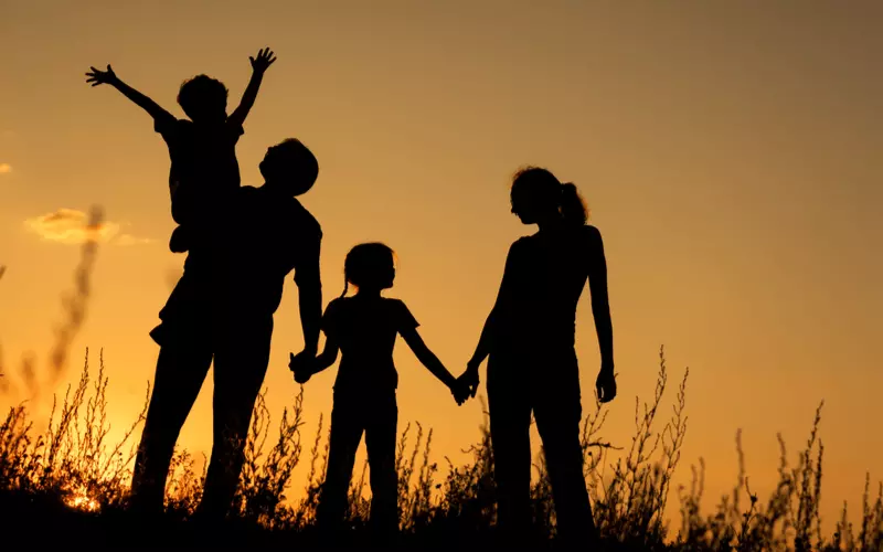 orang tua menjaga anak anak