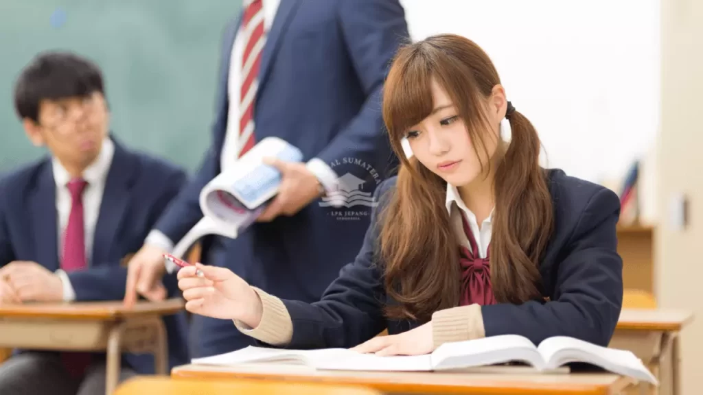 siswa belajar secara intensif di LPK jepang