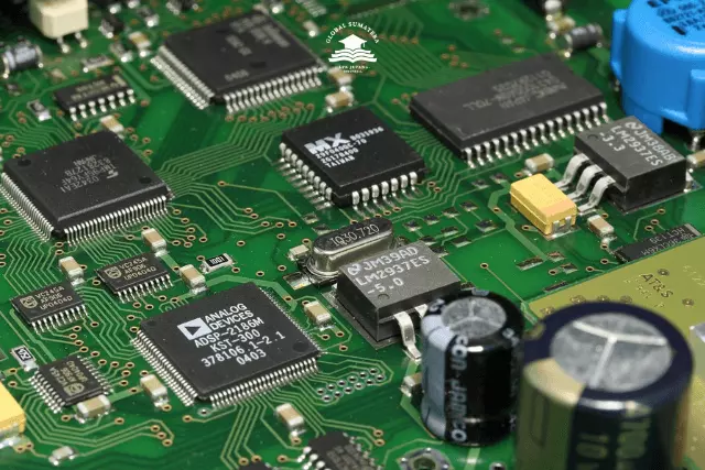 Siswa Tokutei ginou orang Indonesia yang bekerja di industri informasi listrik dan elektronik yang merakit semikonduktor di Jepang