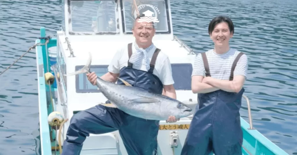 Siswa SSW di industri perikanan Jepang yang menangkap tuna besar.