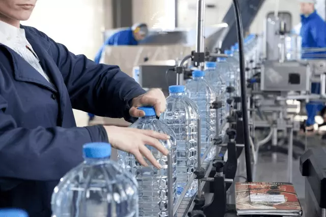 Siswa tokutei ginou yang bekerja di industri manufaktur makanan dan minuman.