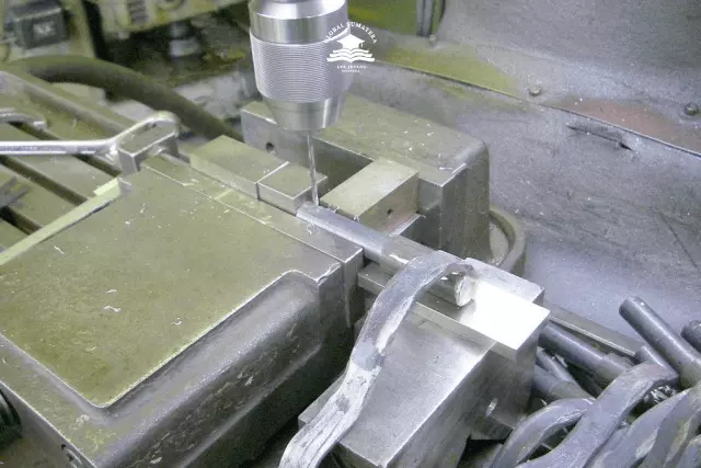 Peserta pelatihan magang dari Indonesia sedang melakukan pekerjaan jig dan tool finishing.