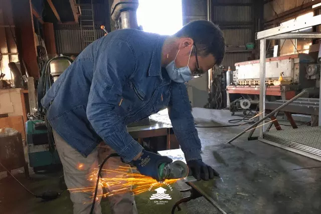Peserta magang Indonesia mengerjakan pekerjaan besi struktural di lokasi pekerjaan besi Jepang.