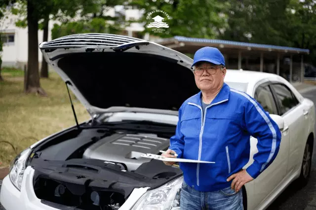 Supervisor mengajarkan peserta magang tentang industri perawatan mobil.
