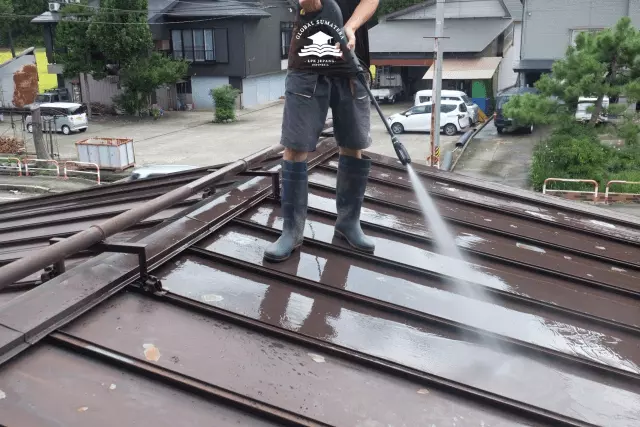 siswa Magang PEMBUATAN KAPAL DAN KELAUTAN di jepang yang mengecat atap.