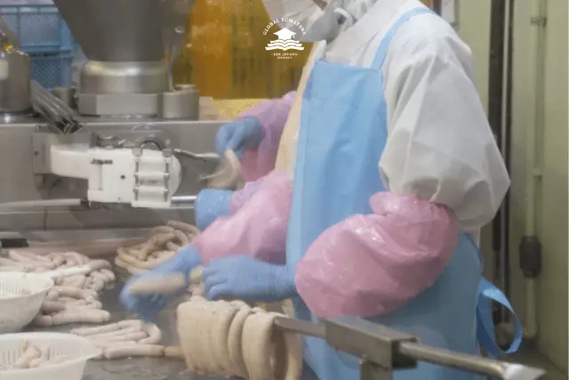 siswa tokutei ginou yang bekerja di pabrik pengolahan daging.